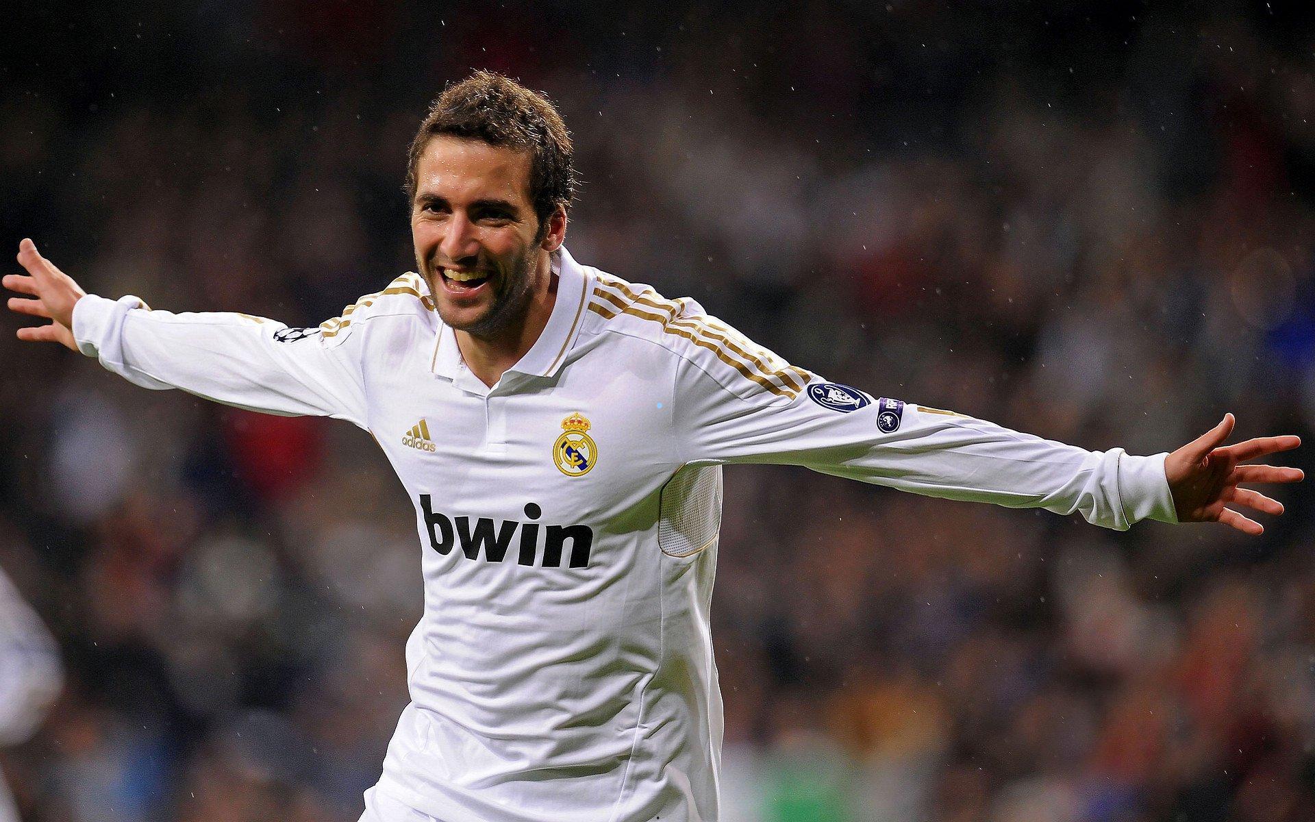 厄瓜多尔瓜亚基尔城为新援基图·迪亚斯举行幽默亮相仪式,全场笑声不断