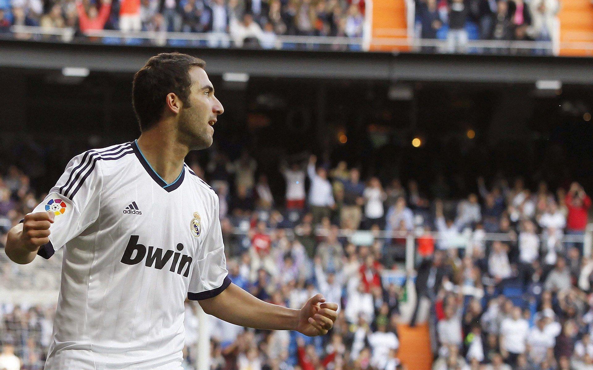 西甲第17轮巅峰对决，比利亚雷亚尔与巴塞罗那的六分争夺战